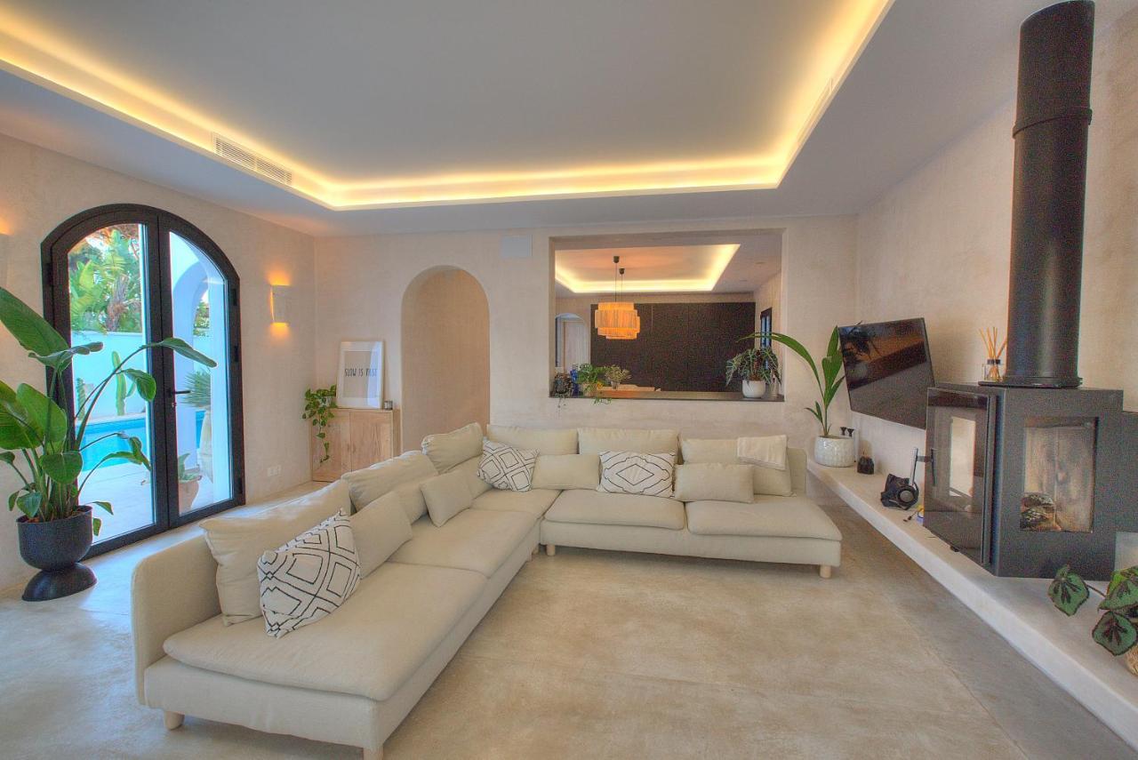 Villa Mas Tranquila - A Stylish Villa With Pool 150 M From The Beach コニル・デ・ラ・フロンテラ エクステリア 写真