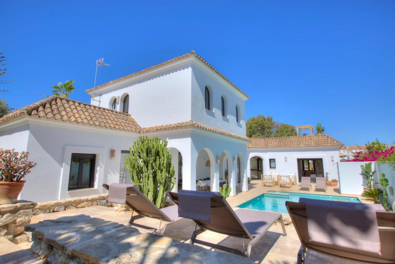 Villa Mas Tranquila - A Stylish Villa With Pool 150 M From The Beach コニル・デ・ラ・フロンテラ エクステリア 写真