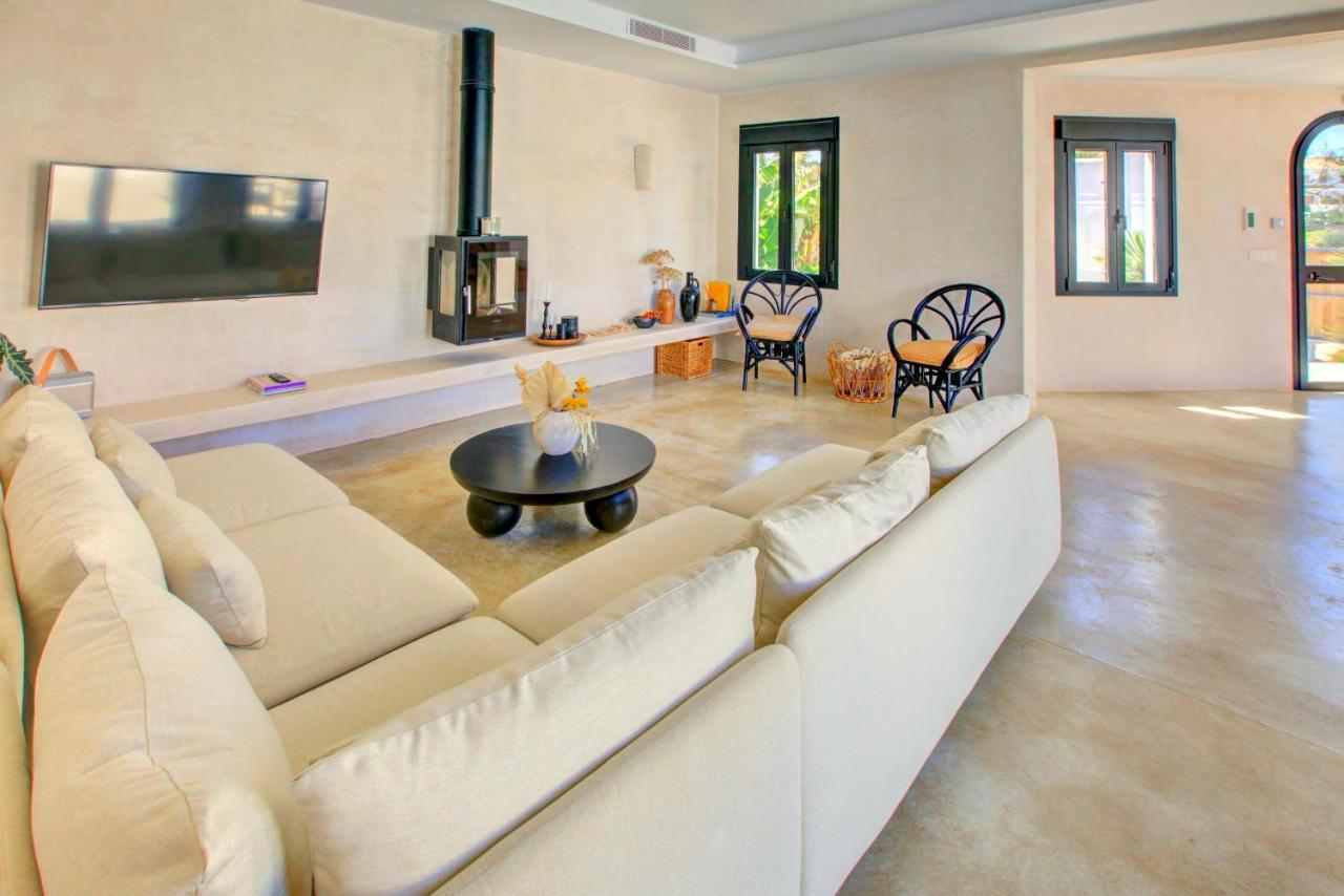 Villa Mas Tranquila - A Stylish Villa With Pool 150 M From The Beach コニル・デ・ラ・フロンテラ エクステリア 写真