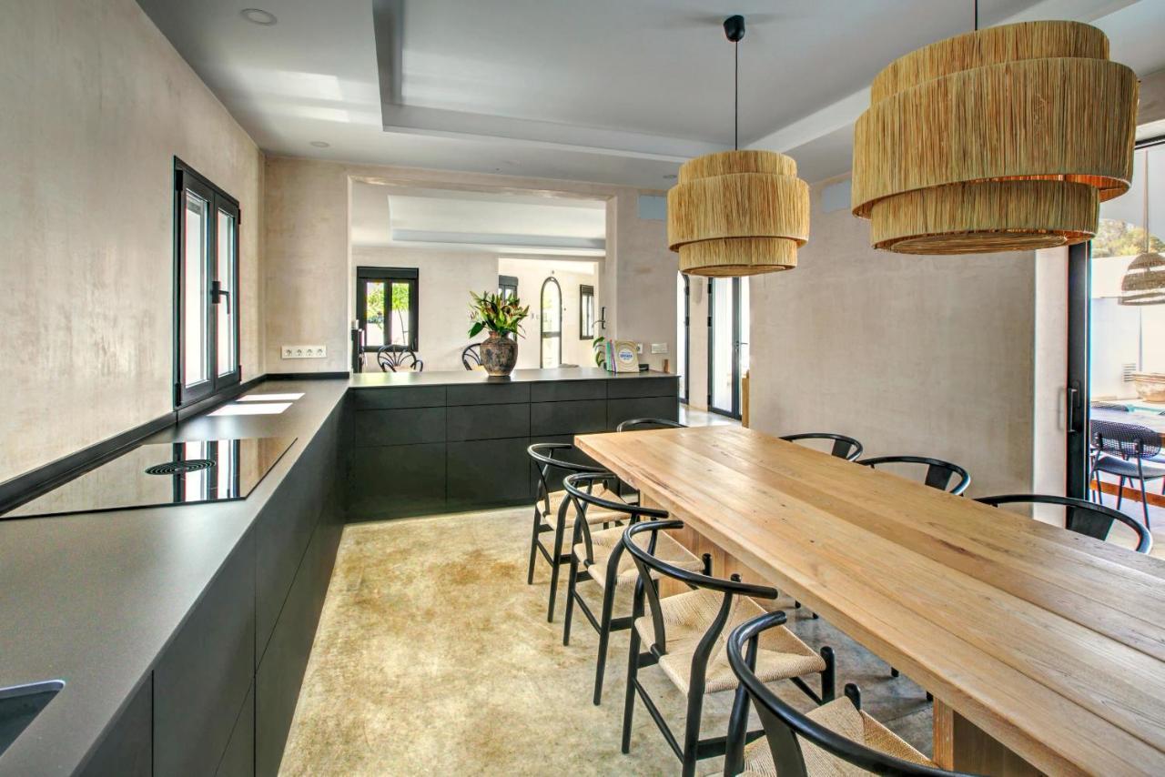 Villa Mas Tranquila - A Stylish Villa With Pool 150 M From The Beach コニル・デ・ラ・フロンテラ エクステリア 写真
