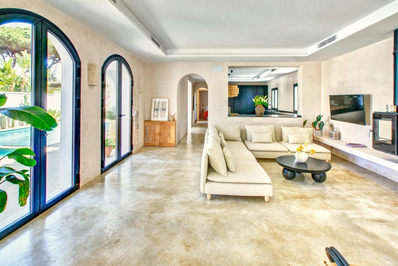 Villa Mas Tranquila - A Stylish Villa With Pool 150 M From The Beach コニル・デ・ラ・フロンテラ エクステリア 写真