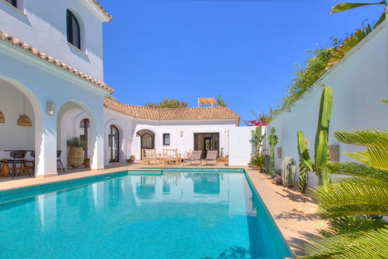Villa Mas Tranquila - A Stylish Villa With Pool 150 M From The Beach コニル・デ・ラ・フロンテラ エクステリア 写真