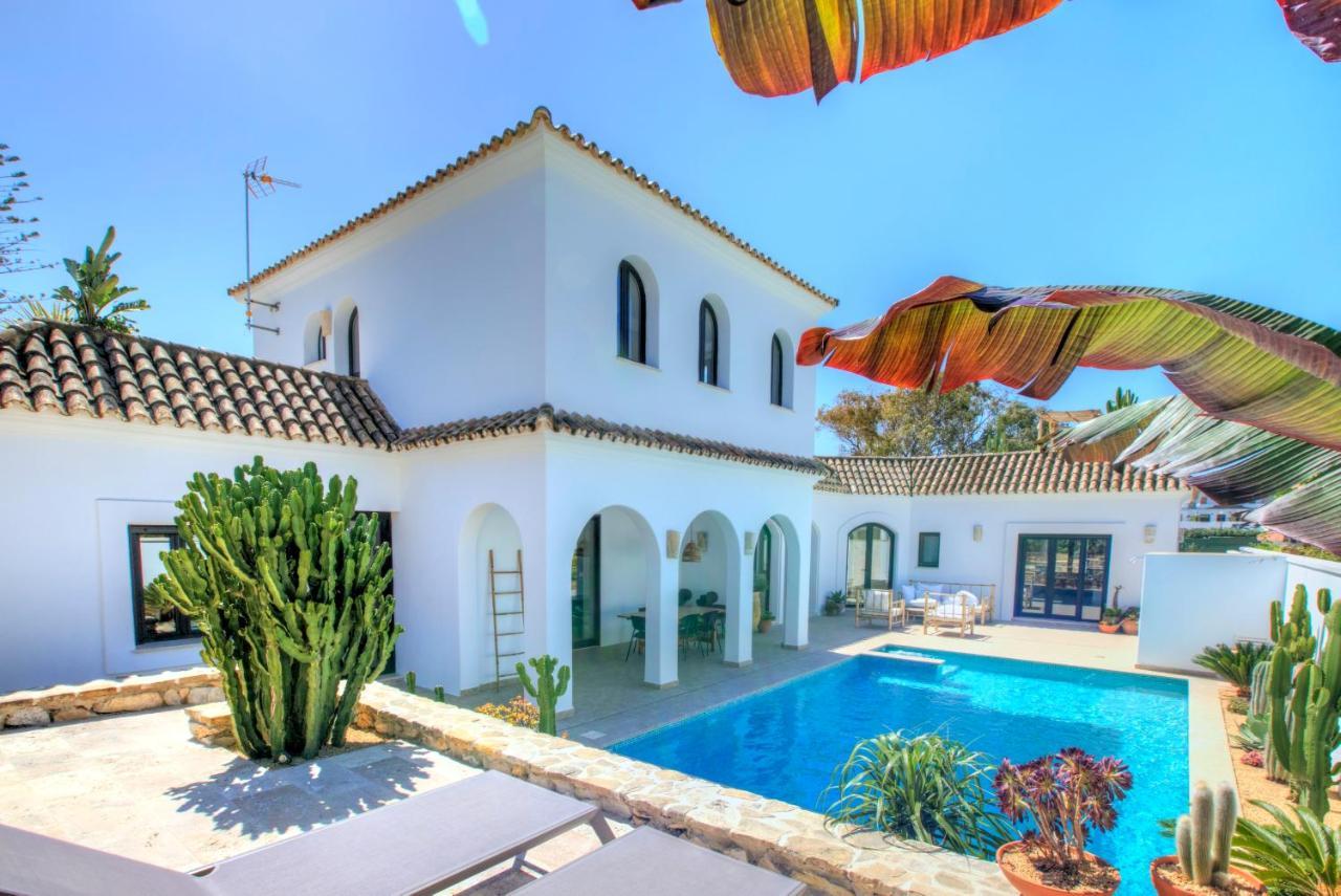 Villa Mas Tranquila - A Stylish Villa With Pool 150 M From The Beach コニル・デ・ラ・フロンテラ エクステリア 写真