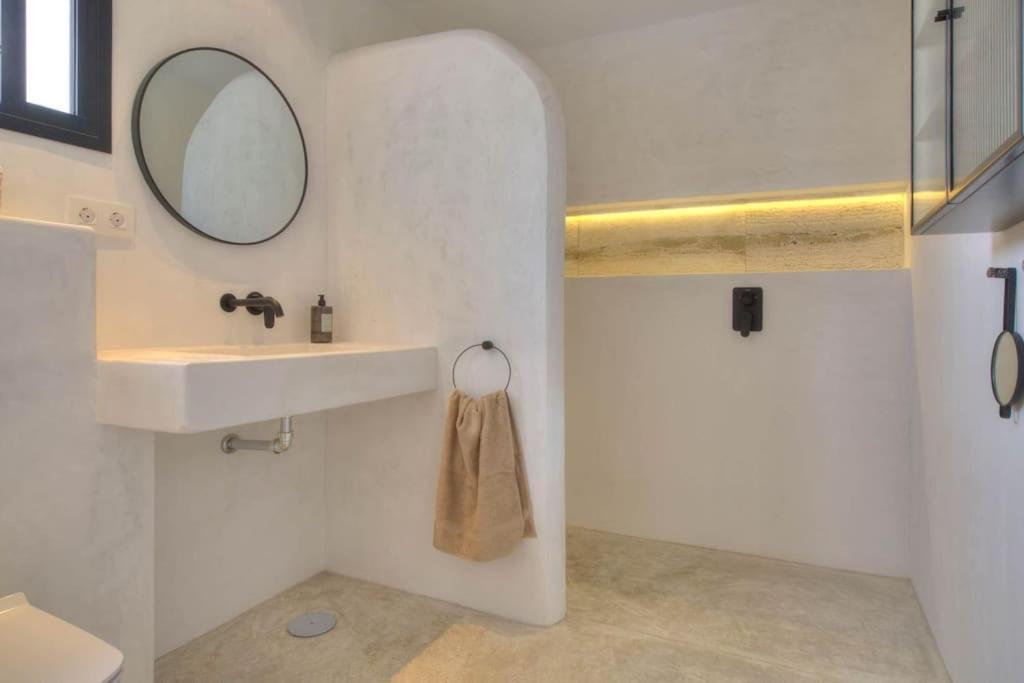 Villa Mas Tranquila - A Stylish Villa With Pool 150 M From The Beach コニル・デ・ラ・フロンテラ エクステリア 写真