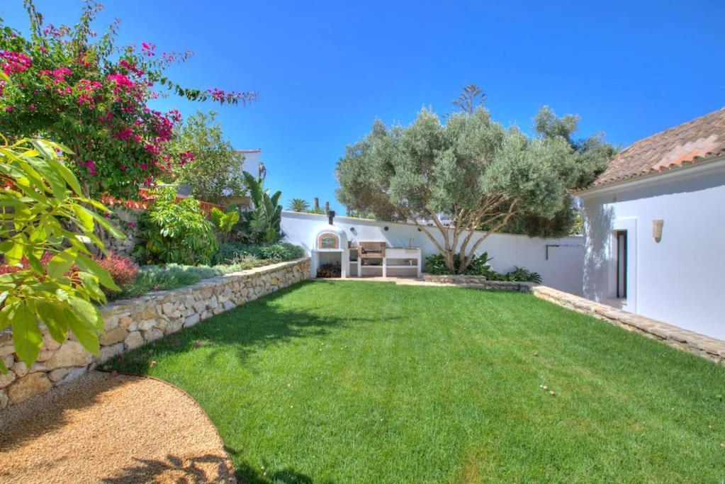 Villa Mas Tranquila - A Stylish Villa With Pool 150 M From The Beach コニル・デ・ラ・フロンテラ エクステリア 写真